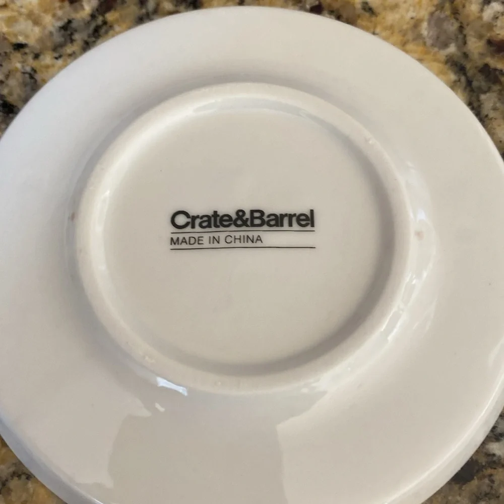 Crate & Barrel Black and White Demitasse Espresso Cup Set. 4 cups/4 saucers.